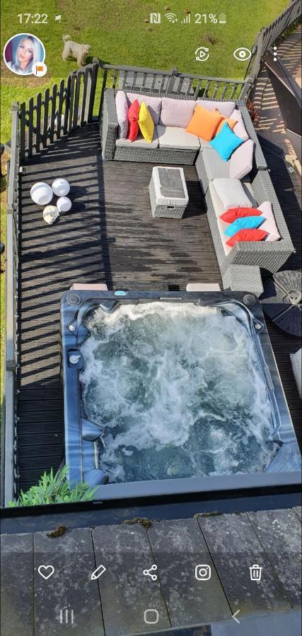 The Sleeping Dog Room At The Grumpy Schnauzer Bnb Huge Room, Luxe Suite, Private Hot Tub, Breakfast, Gym, Games Room, Farm Stay, Amazing Ердрі Екстер'єр фото