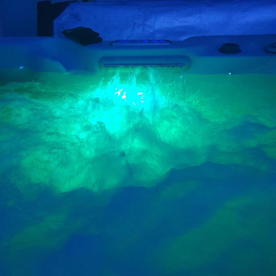 The Sleeping Dog Room At The Grumpy Schnauzer Bnb Huge Room, Luxe Suite, Private Hot Tub, Breakfast, Gym, Games Room, Farm Stay, Amazing Ердрі Екстер'єр фото